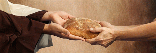 раздает хлеб