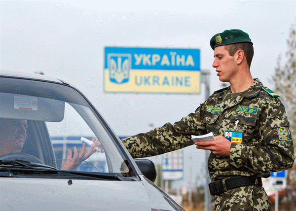 Таможенник на въезде в Украину