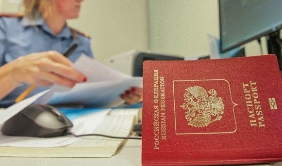 Сотрудница ГИБДД и паспорт гражданина РФ на столе
