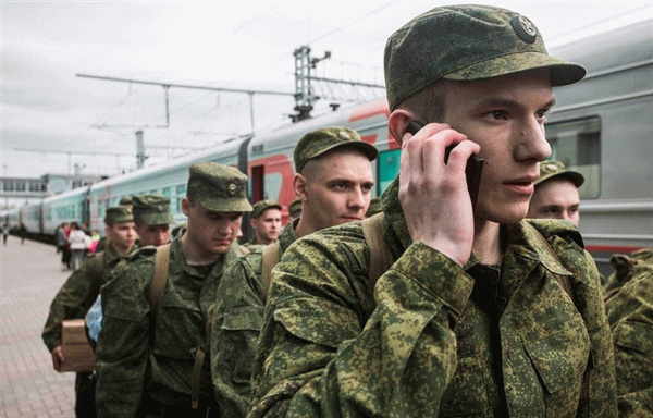 Солдаты на вокзале