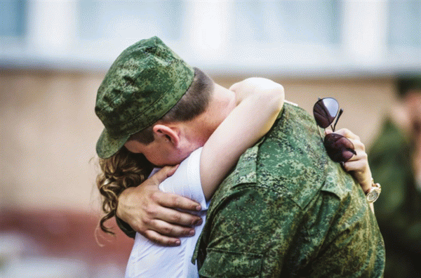 Встреча военного с девушкой